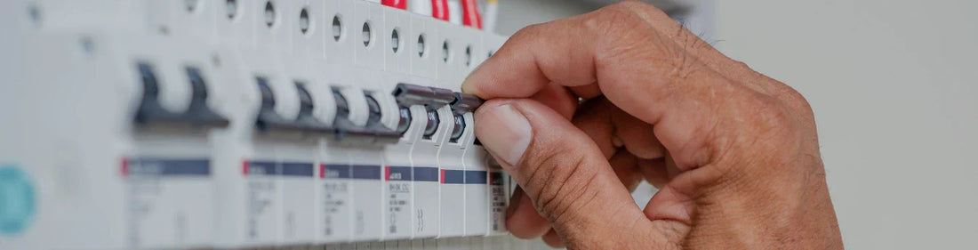 El "Guardián" oculto de tu casa: Qué es un breaker y cómo evita que tus electrodomésticos se quemen