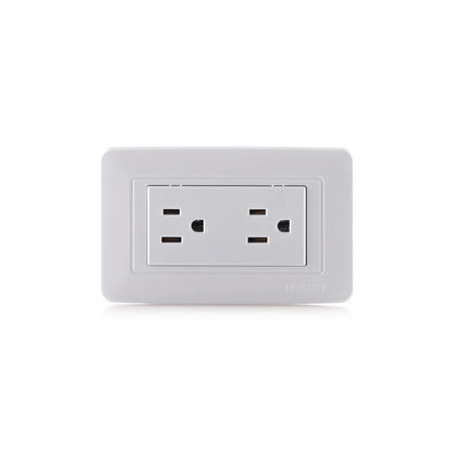 Tomacorriente doble de pared color blanco con entrada para clavija plana y redonda con orificio de polo a tierra.